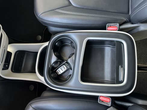 Used 2024 Chrysler Pacifica Touring-L image 35