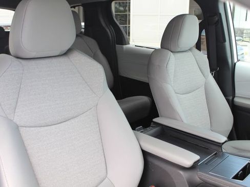 Certified 2026 Toyota Sienna LE FWD image 28
