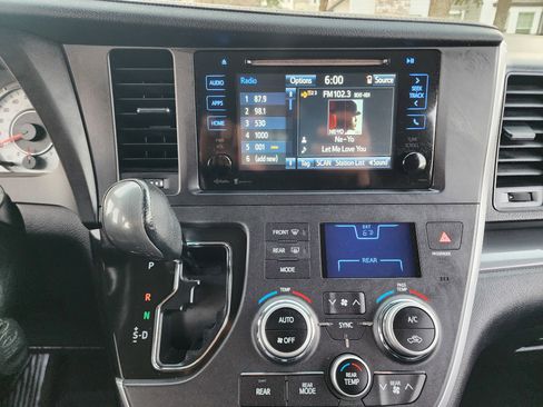 Used 2015 Toyota Sienna SE image 36