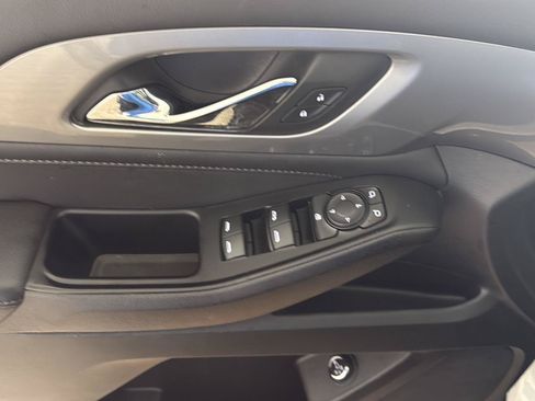 Used 2023 Chevrolet Traverse LT FWD image 7