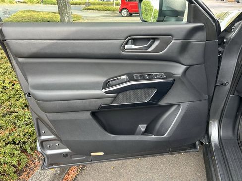 Used 2022 Nissan Pathfinder SV image 13