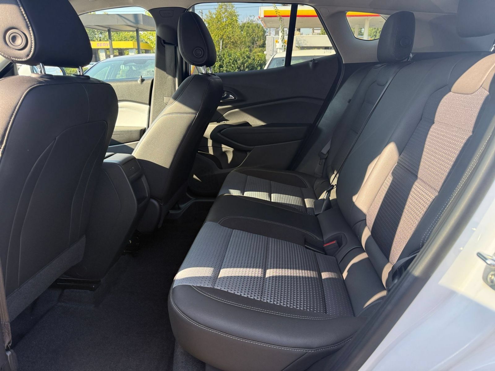 Used 2025 Chevrolet Trax LT FWD image 24