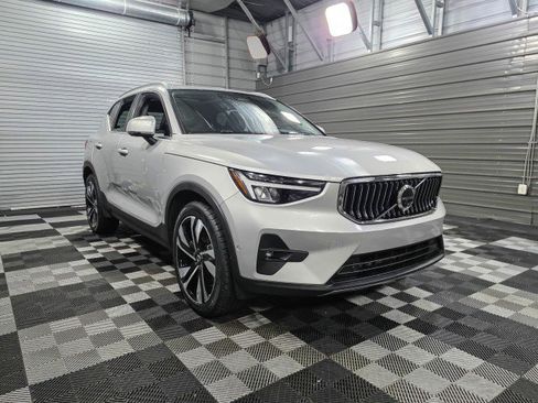Used 2023 Volvo XC40 B5 Ultimate image 4