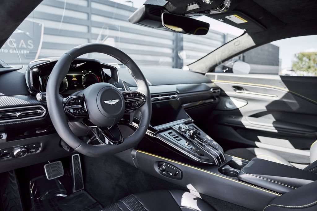 Used 2025 Aston Martin V8 Vantage Coupe RWD image 2