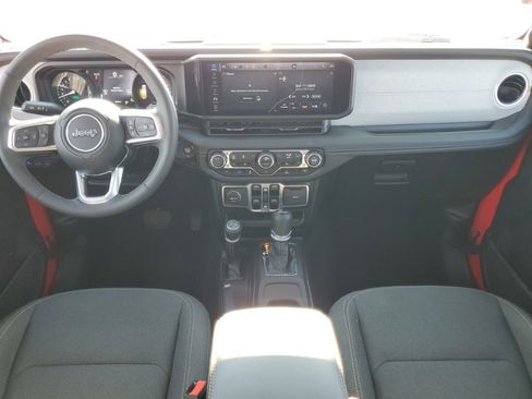 Used 2025 Jeep Wrangler Unlimited Sahara image 6