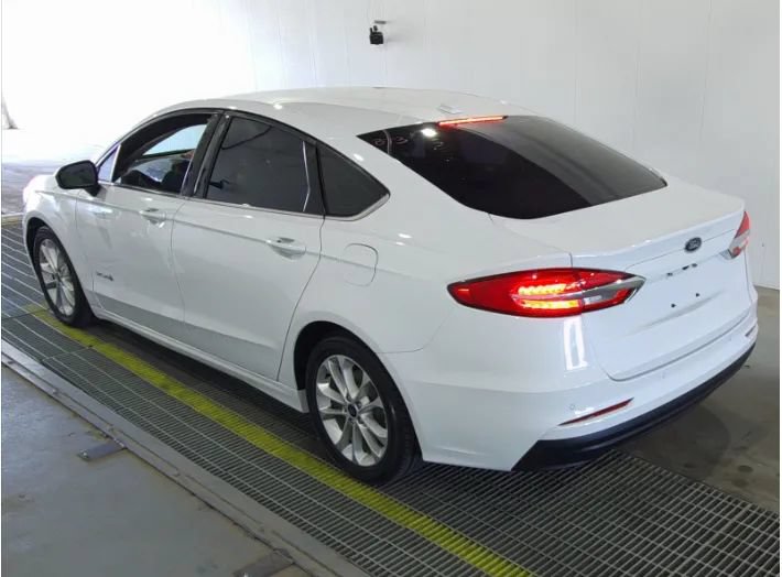 Used 2019 Ford Fusion SE FWD image 3