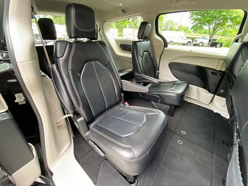 Used 2022 Chrysler Pacifica Touring-L FWD image 36
