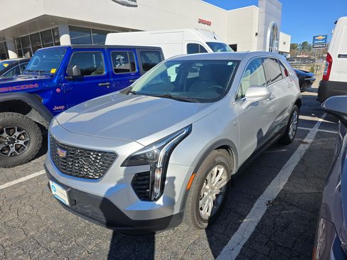 Used 2021 Cadillac XT4 Luxury w/ Cold Weather Package image 3