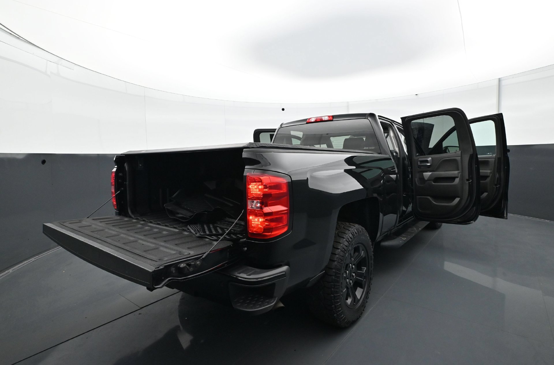 Used 2018 Chevrolet Silverado 1500 LT w/ Midnight Edition AWD/4WD image 33