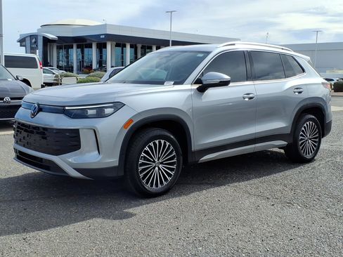 Certified 2025 Volkswagen Tiguan S w/ 18" Wheel Package image 3