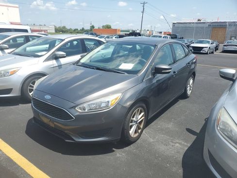 Used 2017 Ford Focus SE FWD image 3