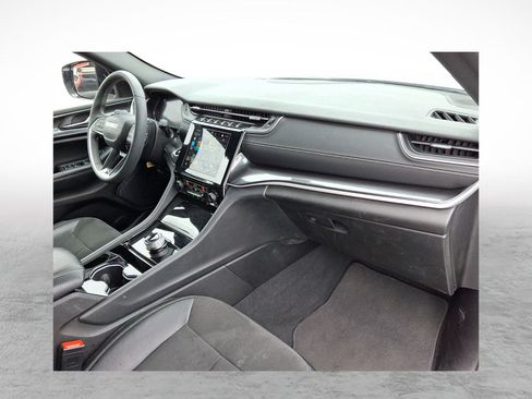 Used 2023 Jeep Grand Cherokee Altitude image 11