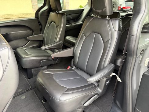 Used 2025 Chrysler Pacifica Select FWD image 10