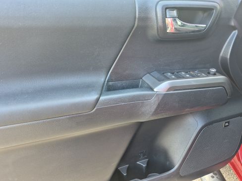 Used 2018 Toyota Tacoma TRD Sport AWD/4WD image 14