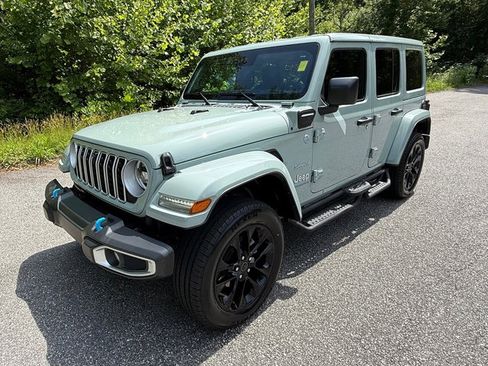 Used 2024 Jeep Wrangler Unlimited Sahara w/ Technology Group AWD/4WD image 2