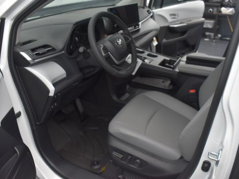 Used 2026 Toyota Sienna XLE FWD image 12