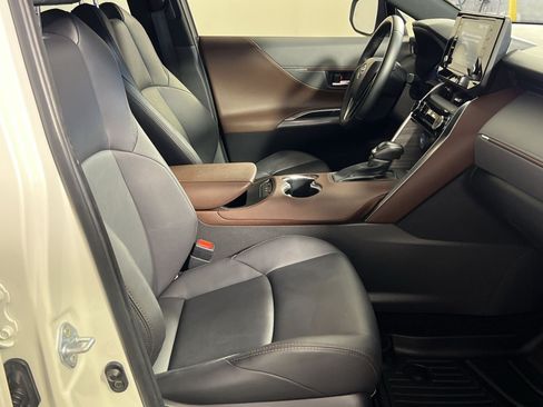 Used 2022 Toyota Venza XLE AWD/4WD image 28