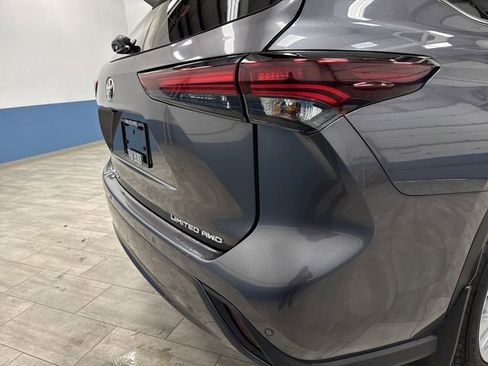 Used 2024 Toyota Highlander Limited image 34