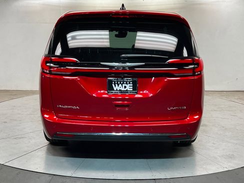 Used 2026 Chrysler Pacifica Limited image 4