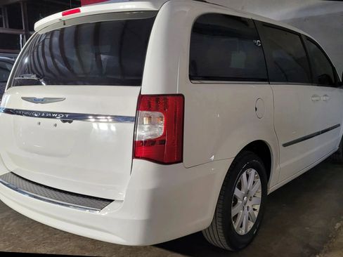 Used 2016 Chrysler Town & Country Touring image 6