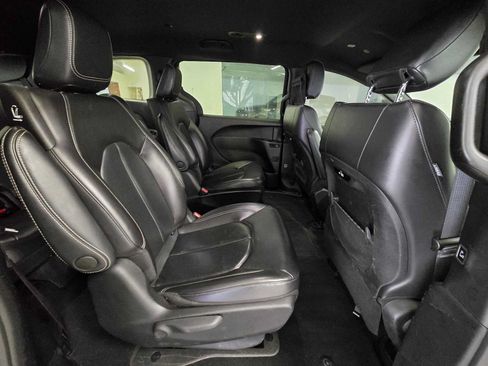 Used 2022 Chrysler Pacifica Touring-L w/ S Appearance Package FWD image 12