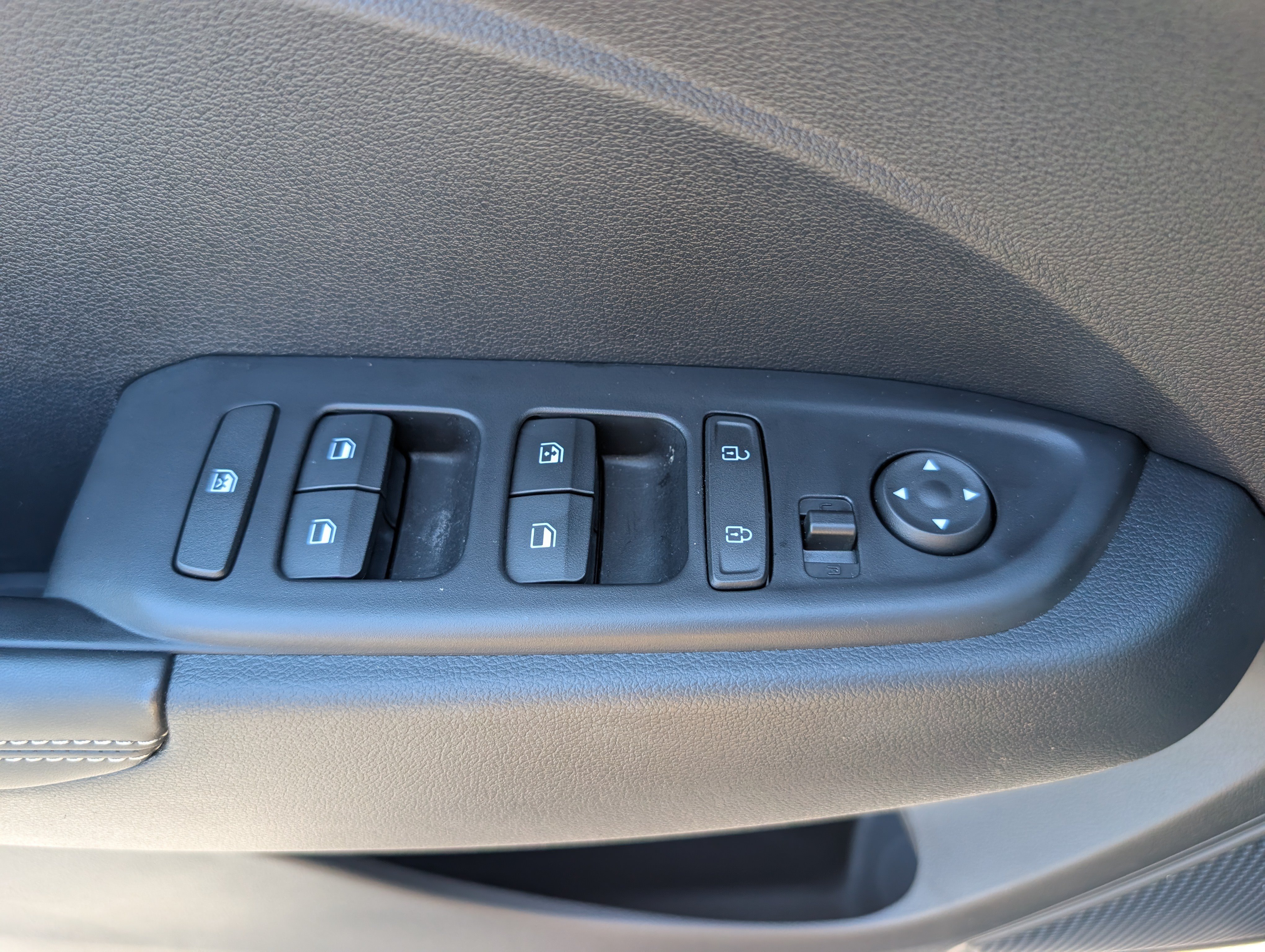 Used 2025 Hyundai Venue Limited FWD image 18