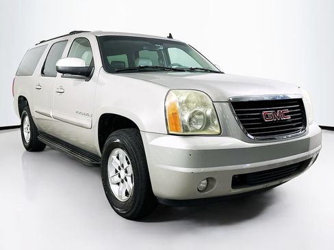 Used 2007 GMC Yukon XL SLT w/ SLT Preferred Equipment Group RWD image 2