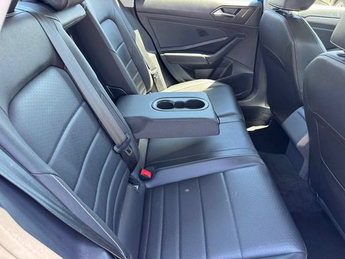 Used 2024 Volkswagen Jetta SE FWD image 9