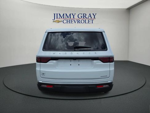 Used 2022 Jeep Wagoneer Series III RWD image 4
