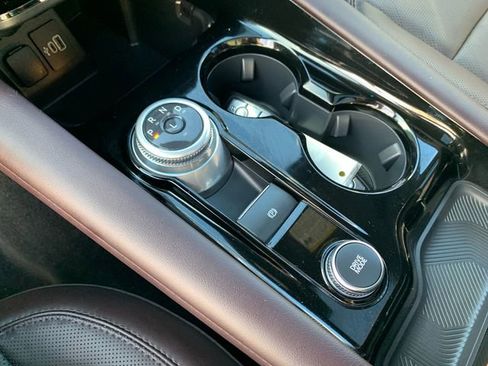 Certified 2025 Ford Explorer Platinum image 29