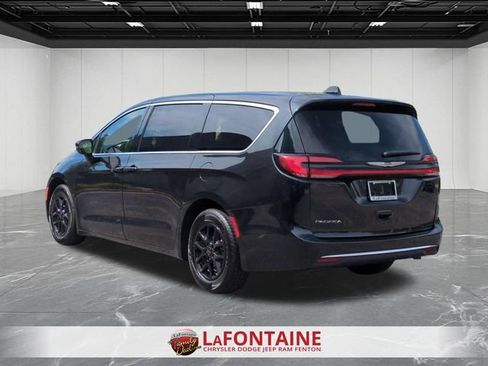 Used 2023 Chrysler Pacifica Touring-L FWD image 3