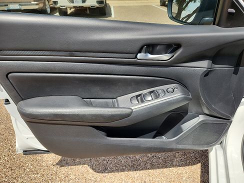 Used 2025 Nissan Altima 2.5 SV FWD image 12