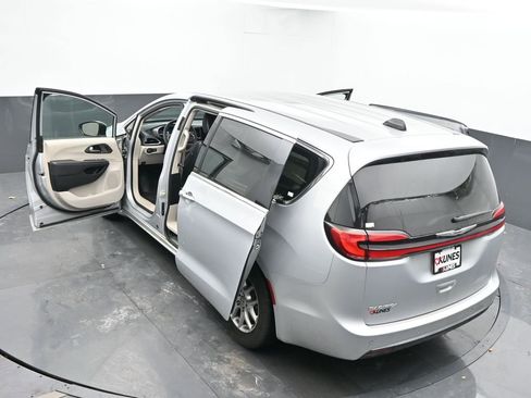 Used 2024 Chrysler Pacifica Touring-L FWD image 65