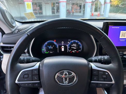 Used 2023 Toyota Highlander Limited FWD image 21