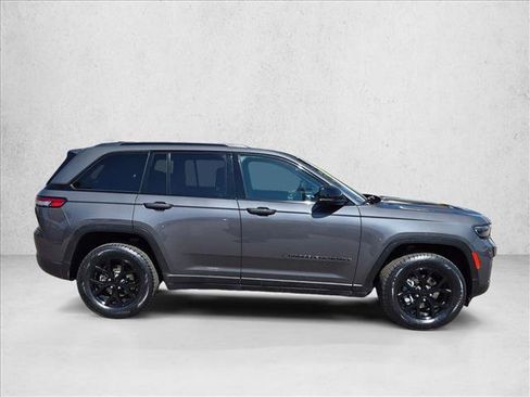 Used 2024 Jeep Grand Cherokee Altitude AWD/4WD image 4