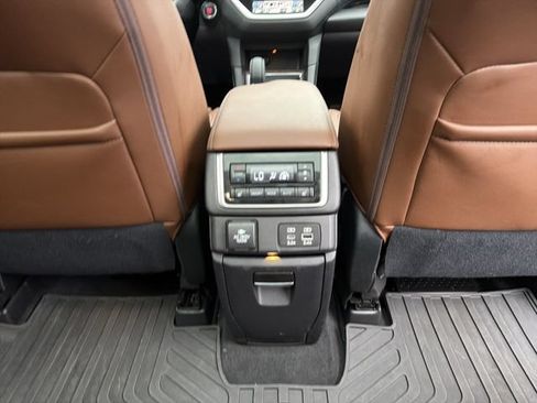 Used 2025 Subaru Ascent Touring AWD/4WD image 23