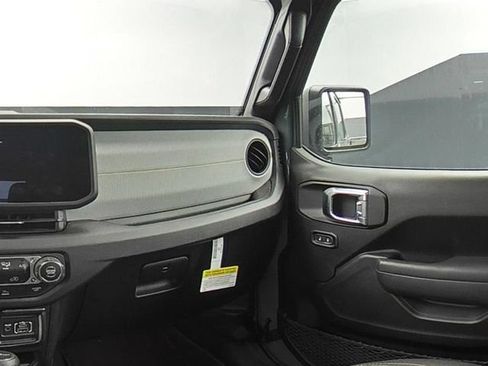 Used 2025 Jeep Gladiator Sport AWD/4WD image 19