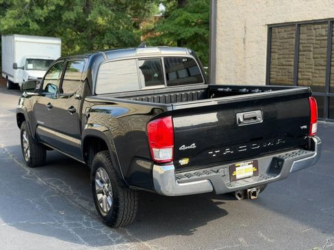 Used 2017 Toyota Tacoma SR5 w/ Tow Package AWD/4WD image 9