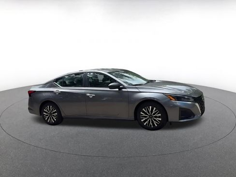 Used 2024 Nissan Altima 2.5 SV FWD image 2