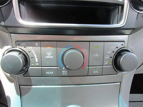 Used 2013 Toyota Highlander FWD w/ Cold Weather Pkg image 12