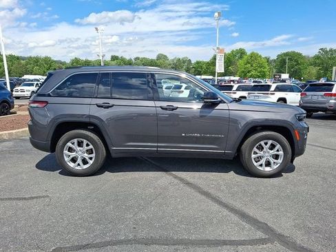Certified 2023 Jeep Grand Cherokee Limited w/ Luxury Tech Group II AWD/4WD image 9