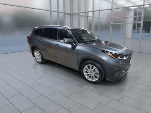 Used 2023 Toyota Highlander Limited AWD/4WD image 2