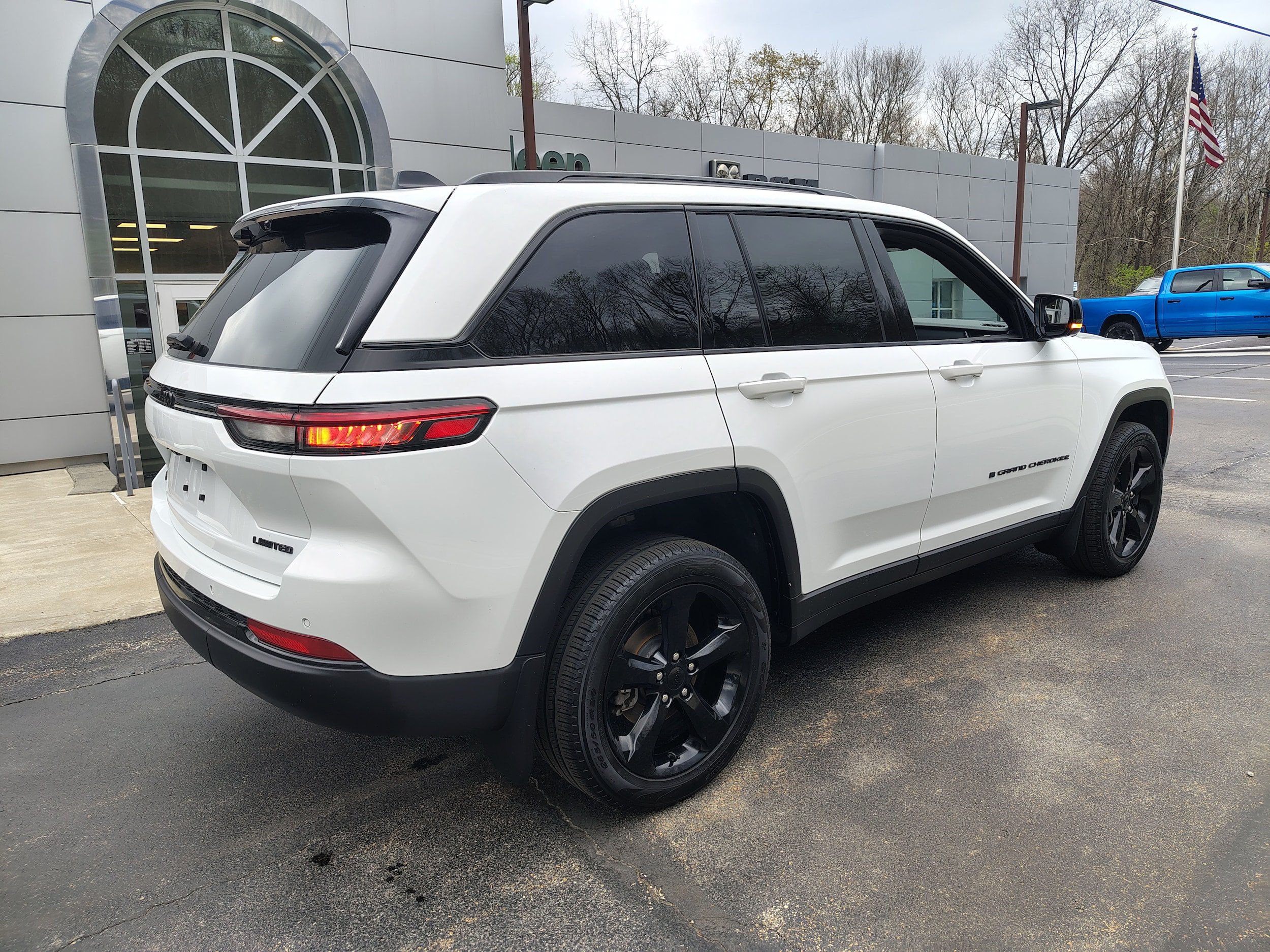 Certified 2024 Jeep Grand Cherokee Limited w/ Luxury Tech Group II AWD/4WD image 15