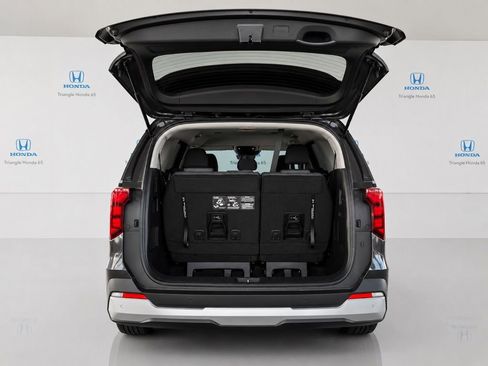 Used 2025 Kia Carnival LX FWD image 4