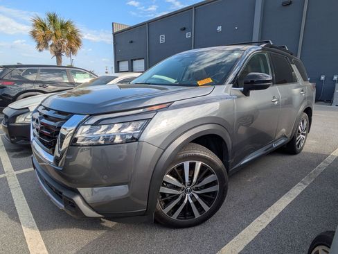 Used 2024 Nissan Pathfinder Platinum w/ Cargo Package image 2