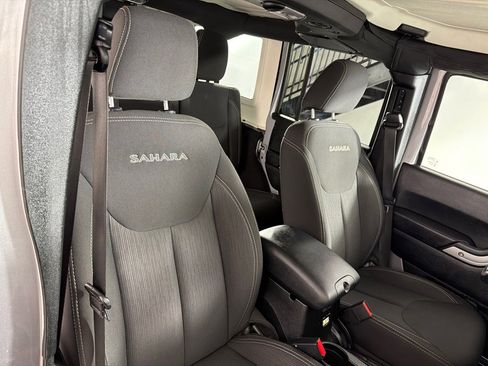 Used 2018 Jeep Wrangler Unlimited Sahara w/ Connectivity Group AWD/4WD image 23