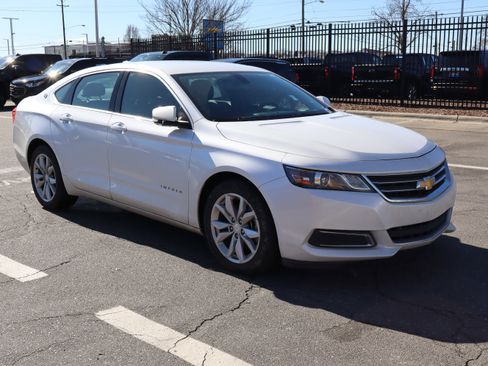 Used 2017 Chevrolet Impala LT w/ Convenience Package image 14