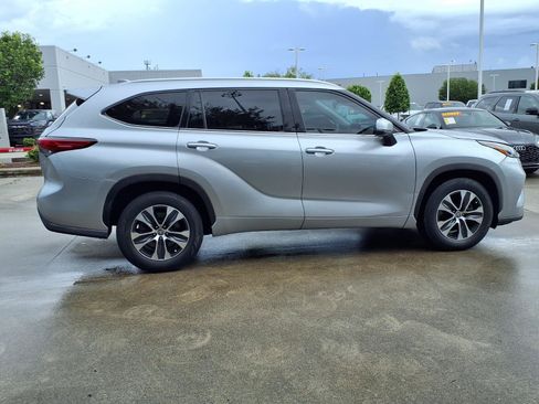 Used 2022 Toyota Highlander XLE FWD image 30