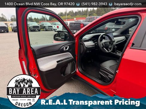 Used 2024 Jeep Compass Latitude AWD/4WD image 11