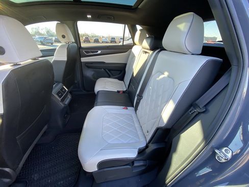 Used 2024 Volkswagen Atlas Cross Sport SEL Premium R-Line image 28